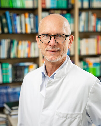 Prof. Dr. Joachim Feldkamp ist Leiter der Klinik für allgemeine innere Medizin, Endokrinologie, Diabetologie und Infektiologie an der Uniklinik Bielefeld.