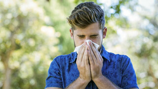 Mann mit Pollenallergie