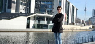 Korrespondentin Tina Haase vor dem Marie-Elisabeth-Lüders-Haus in Berlin