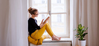 Frau liest ein Buch