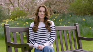 Prinzessin Kate sitzt während einer Videoaufzeichnung auf einer Parkbank.