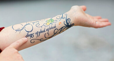 Das Tattoo auf dem linken Unterarm von Sandra Zumpfe hat eine Bedeutung: Dort sind die Namen ihrer Schwester und ihres verstorbenen ersten Mannes verewigt. Außerdem steht da auf Elbisch, der Sprache aus dem Fantasy-Epos "Herr der Ringe": "Solange ich atme, habe ich Hoffnung".