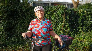 Theresia Tontsch trägt einen Fahrradhelm und lehnt an einem Fahrrad.