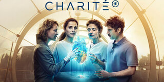 Eine Fotomontage zeigt medizinisches Personal neben einem holografisch dargestellten Herzen.