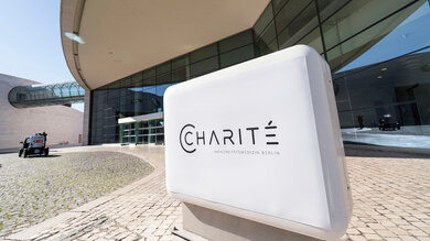 Der Eingangsbereich der Zukunfts-Charité im Jahres 2049, wie ihn die neue Staffel der ARD-Serie zeigt