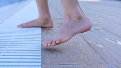 Terbinafin ist wirkt gegen Pilzinfektionen besonders an den Füßen. 