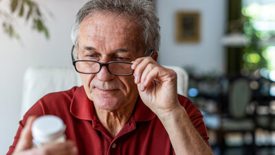 Retardtabletten Mann Senior Brille Kritisch Nachdenklich Betrachten Tabletten Pillendose Medizin Medikament