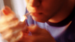 Jugendliche Marihuana Canabis Folgen Drogen Rauchen Inhalieren Lethargisch Unscharf Unkenntlich Kiffen