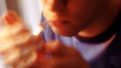 Jugendliche Marihuana Canabis Folgen Drogen Rauchen Inhalieren Lethargisch Unscharf Unkenntlich Kiffen