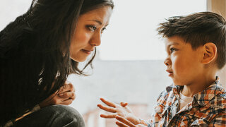Eine Mutter hört ihrem Sohn zu, der seinen Standpunkt vorträgt.