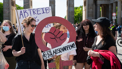 Demonstrantinnen protestieren vor dem Brandenburger Tor in Berlin für die Abschaffung des Paragrafen 218.