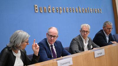 Gabriele Regina Overwiening, Martin Hendges, Dr. Andreas Gassen  und Dr. Gerald Gaß sitzen nebeneinander auf der Bühne einer Pressekonferenz.