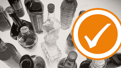 Alkoholismus: verschiedene Flaschen Alkohol