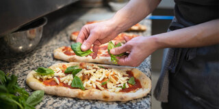 Pinsa Zubereitung Ofen Pizzeria Italienisch Frische Zutaten Basilikum Tomaten Käse Hände Close