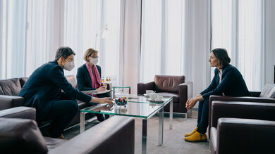 Hauptstadtkorrespondentin Tina Haase und Chefredakteurin Stefanie Becker im Gespräch mit Familienministerin Anne Spiegel (von links).