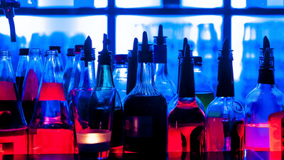 Auf einer Bar stehen verschiedene Alkoholflaschen.