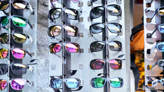 Verschiedene Sonnenbrillen sind auf einem Verkaufsständer präsentiert.