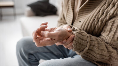 Ruhezittern der Hände ist eines von mehreren Hauptsymptomen bei Parkinson. Durch Bewegung nimmt das Zittern ab.