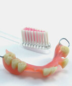Passt der Zahnersatz nicht perfekt oder die Zahnbürste verletzt das Zahnfleisch, begünstigt dies Aphthen