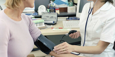 Blutdruckmessen: Herz-Kreislauf-Untersuchungen gehören mit dazu, wenn es um Hörprobleme geht.