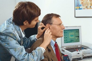 Hörtest: Die Hörgeräte-Akustikerin stellt das Hörgerät individuell ein.