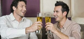 Männer trinken Alkohol