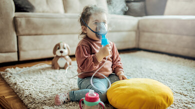 Inhalieren: Wiederkehrende Atemwegsinfekte sind nur eines von vielen Symptomen der zystischen Fibrose.