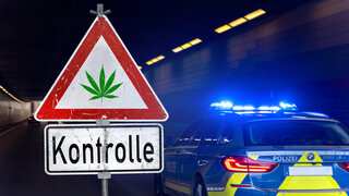 Ein Polizeiauto mit Blaulicht steht in der Nacht neben einen dreieckigen Schild mit der Aufschrift Kontrolle und einem grünen Cannabisblatt.