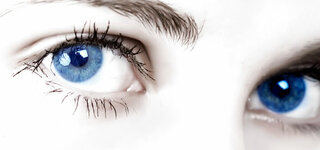 Frau mit blauen Augen