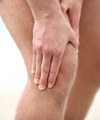 Schmerzen Oberschenkel oder Knie, stecken meist harmlosere Ursachen dahinter. Lassen die Beschwerden nicht nach, sollten Sie einen Arzt aufsuchen