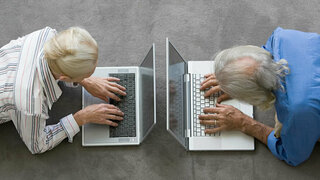 Senioren vor Laptops
