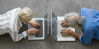 Senioren vor Laptops