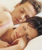 Angewinkelte Hand im Schlaf: Das behindert die Durchblutung