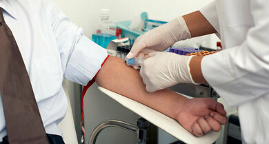 Blutabnahme: Eine Blutuntersuchung liefert oft wichtige Hinweise