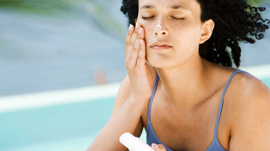 Ein sorgfältiger Sonnenschutz, zum Beispiel mit Sonnencreme, hilft, das Hautkrebsrisiko zu senken