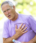 Brustschmerzen und Luftnot können auf eine Lungenembolie hinweisen