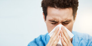 Eine Nasennebenhöhlenentzündung entsteht oft auf dem Boden einer Erkältung.