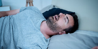 Schnarchen, lange Atempause, nach Luft schnappen – typische Symptome bei Schlafapnoe-Syndrom.