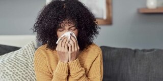 Schnupfen ist ein typisches Symptom bei einer Erkältung. Doch es gibt weitere Ursachen für eine verstopfte oder laufende Nase.