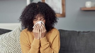 Schnupfen ist ein typisches Symptom bei einer Erkältung. Doch es gibt weitere mögliche Ursachen für eine verstopfte oder laufende Nase.