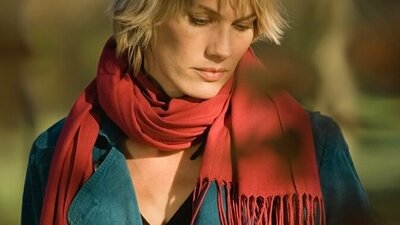 Frau mit rotem Schal