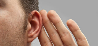 Typische Symptome bei Hörsturz sind plötzlicher Hörverlust und Druck auf einem Ohr 