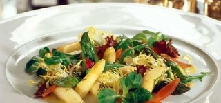 Bunter Salat mit Spargelspitzen und Feldsalat
