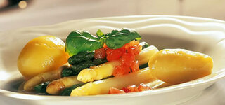 Spargel mit Tomatensalsa