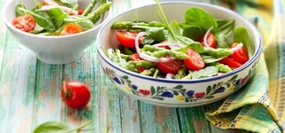Spargelsalat mit Tomaten und Basilikum Spargel