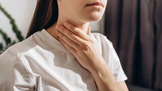 Eine Stelle am Hals fühlt sich dick oder geschwollen an? Eine ärztliche Untersuchung hilft, den Auslöser der Halsschwellung zu finden.