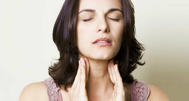 Hinter einer - manchmal schmerzhaften - Schwellung am Hals kann eine entzündete Schilddrüse stecken