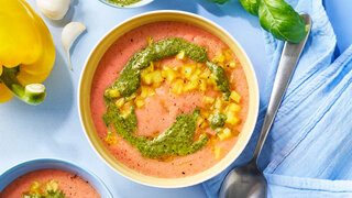 Rohe Tomaten-Paprika-Suppe mit Basilikumcreme.