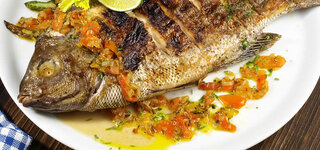 Grillfisch mit Tomaten