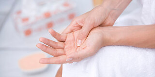 Schmerzende, geschwollene Finger oder Knubbel am Fingergelenk haben zahlreiche mögliche Ursachen.